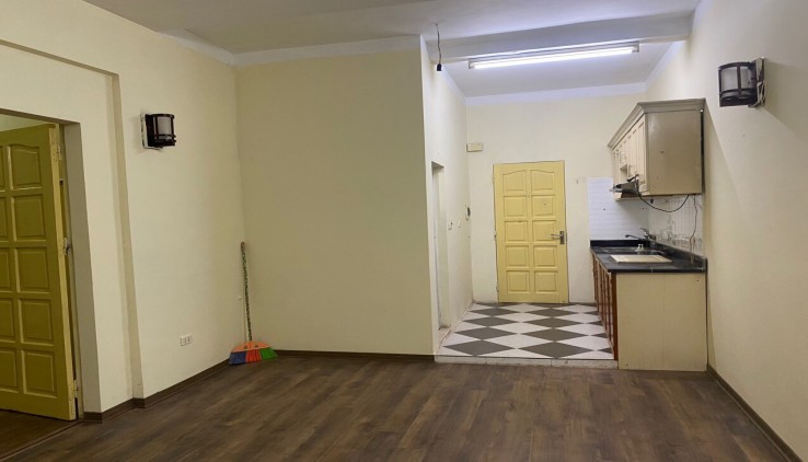 Cho thuê căn hộ tầng 3 tập thể ngõ 36 Lương Đình Của, Đống Đa, 6 Triệu